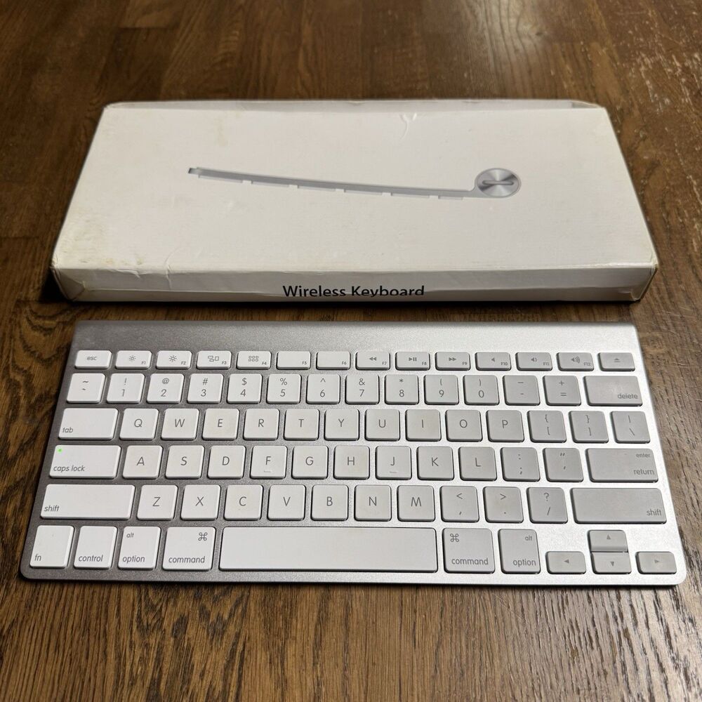 Genuine Apple Wireless Keyboard A1314 MC184LL/B Great Shape! Includes Box!